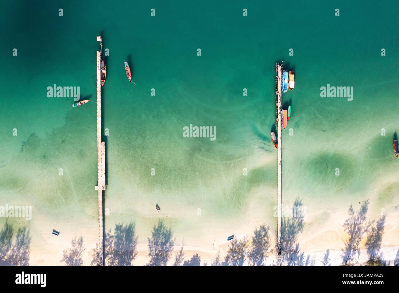 Vue aérienne des quais de bateau , Saracen Bay, Koh Rong Sanloem, Cambodge Banque D'Images