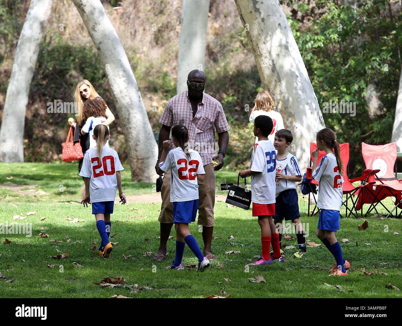 22 février 2014 - la, CA, États-Unis - Singer Seal regarde ses enfants jouer au football dans un parc de Brentwood le 22 février 2014 à LOS ANGELES (crédit image : © Niko/Ace Pictures/ZUMAPRESS.com) Banque D'Images