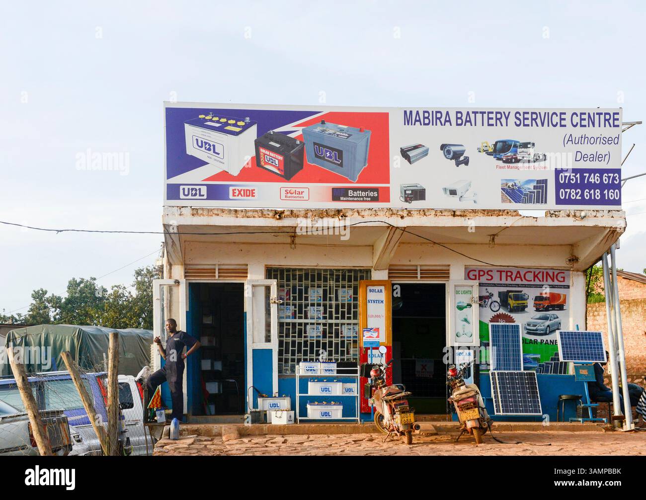 OUGANDA, Kampala, transition énergétique, magasin vend des panneaux solaires et des batteries pour Solar Home System / OUGANDA, Kampala, Laden verkauft Solaranlagen und Batterien Banque D'Images