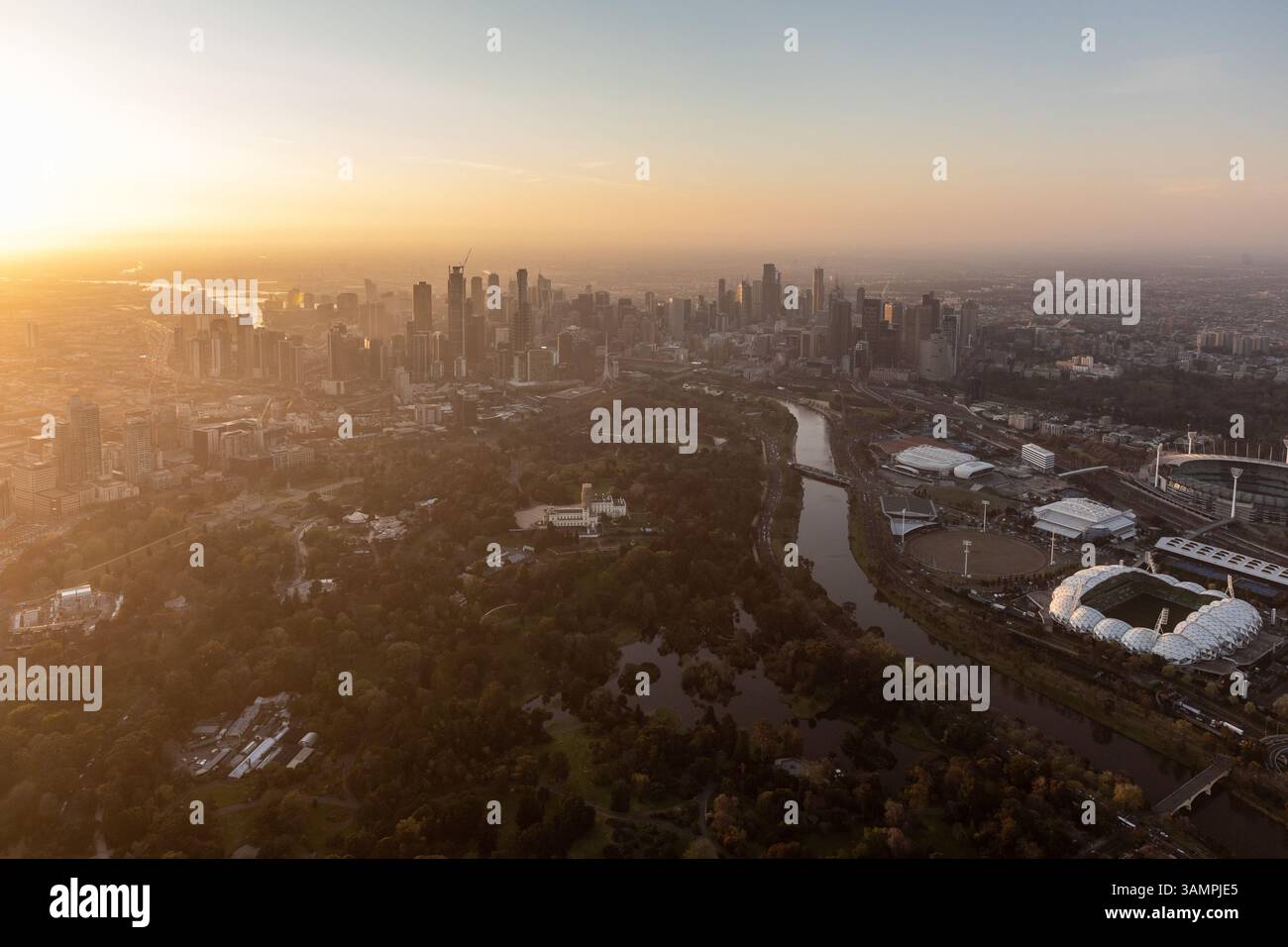 Vue aérienne de Melbourne au coucher du soleil regardant de l'est. Autrichialia. Banque D'Images