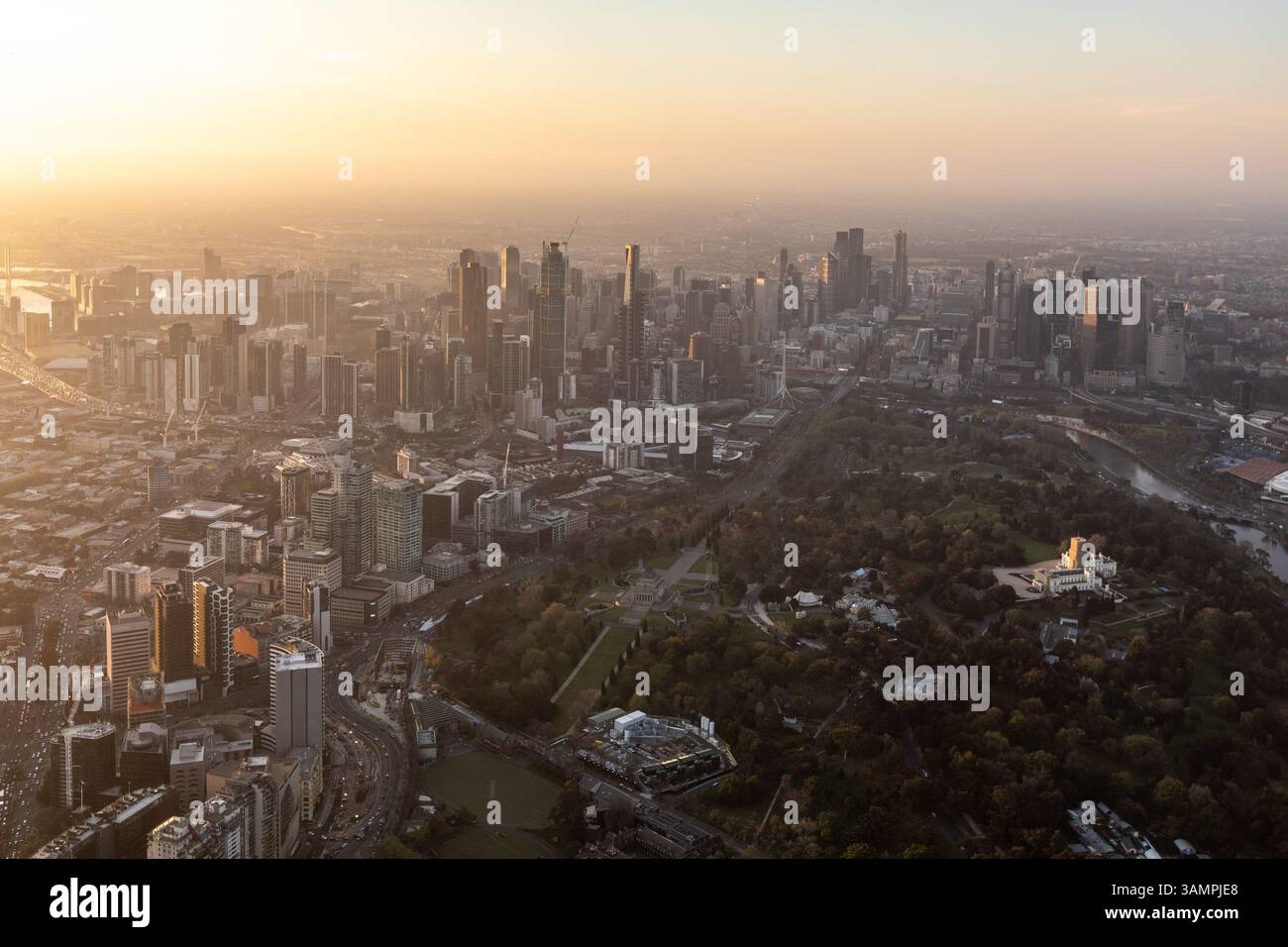 Vue aérienne de Melbourne au coucher du soleil regardant de l'est, Autrichialia. Banque D'Images