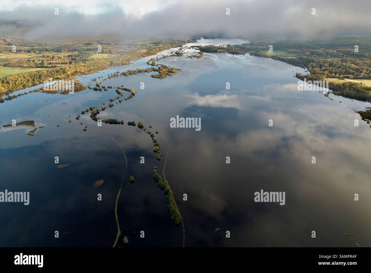 Vue aérienne de la rivière inondable Spey et des marais sereins d'Insh avec de beaux reflets, Kingussie, Écosse. Banque D'Images
