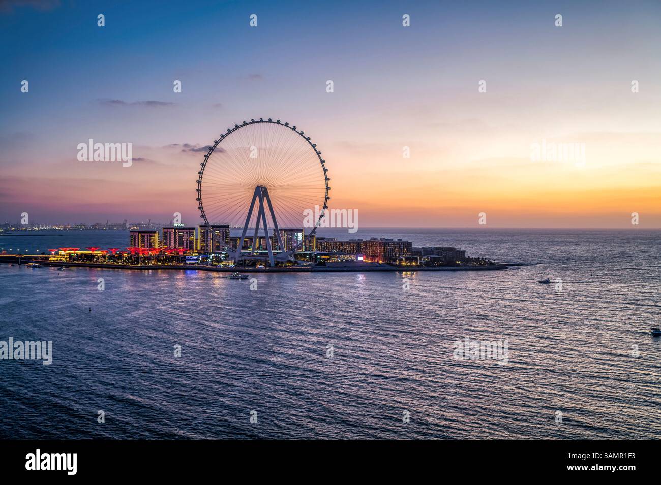 Vue aérienne de Dubai Marina au coucher du soleil avec la grande roue Ain Dubai, Émirats Arabes Unis. Banque D'Images