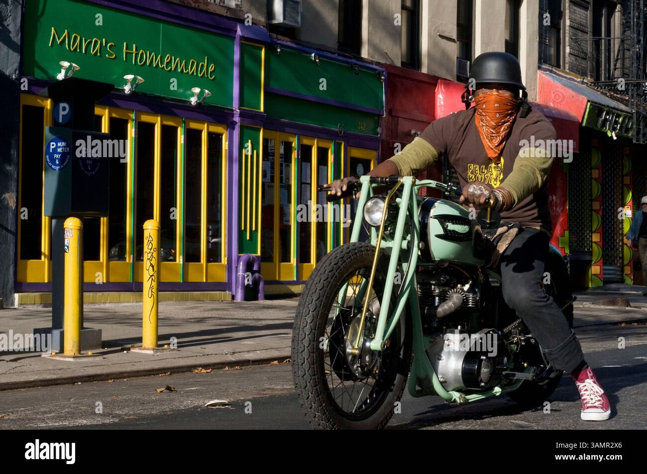 Sep 25, 2009 - New York, New York, États-Unis - si quelque chose caractérise ce quartier est qu'il est le plus bohème et hippie de tout New York. Madonna dans ces rues a eu leur première maison, le célèbre photographe documentaire Nan Goldin a photographié de manière exemplaire le déclenchement du mouvement punk et les débuts du SIDA dévastateur et même une façade a été utilisée pour couvrir un des disques de LED Zeppelin. Un creuset de cultures formé par les Juifs, les Allemands, les Irlandais, les Russes, les Ukrainiens et les Hispaniques qui ont émigré ici au début du XXe siècle a quitté sa cultura Banque D'Images