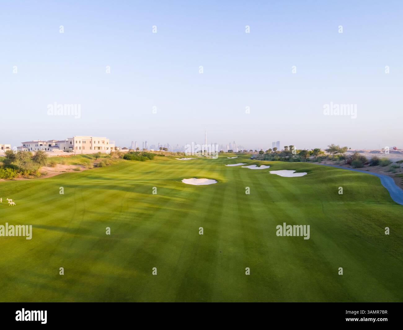 Vue aérienne du club de golf sur un quartier résidentiel de luxe, Dubaï, U.A.E. Banque D'Images