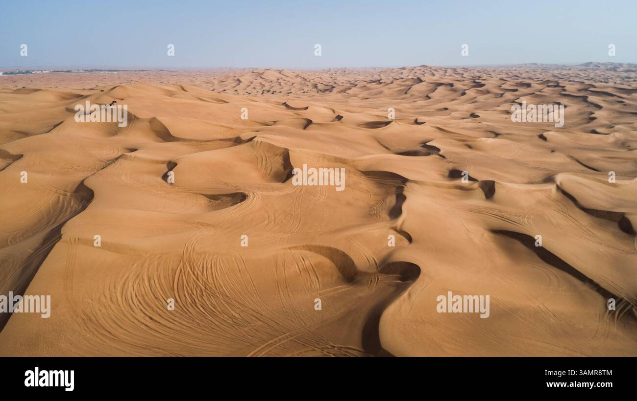 Vue aérienne de personnes conduisant des quads dans les dunes de sable du désert Al Bedayer à Sharjah, U.A.E. Banque D'Images