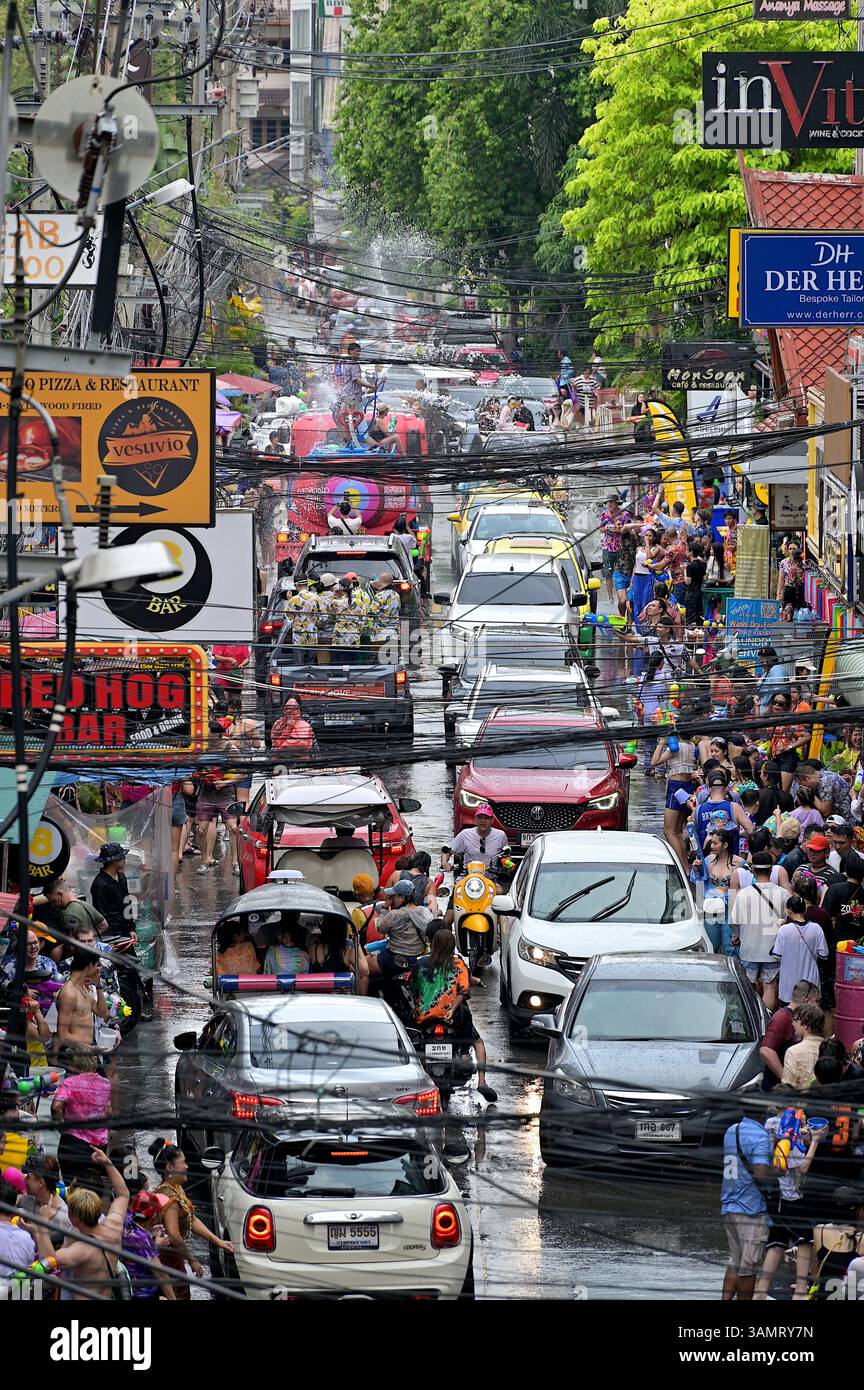 De multiples combats d’eau le long de soi 8 dans le Lower Sukhumvit à Bangkok alors que la circulation s’arrête, le 2ème jour de Songkran, le nouvel an thaïlandais Banque D'Images