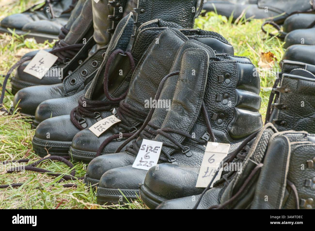Bottes en vieux cuir à vendre au Morval vintage Rally 2007 en Cornouailles en Angleterre Banque D'Images