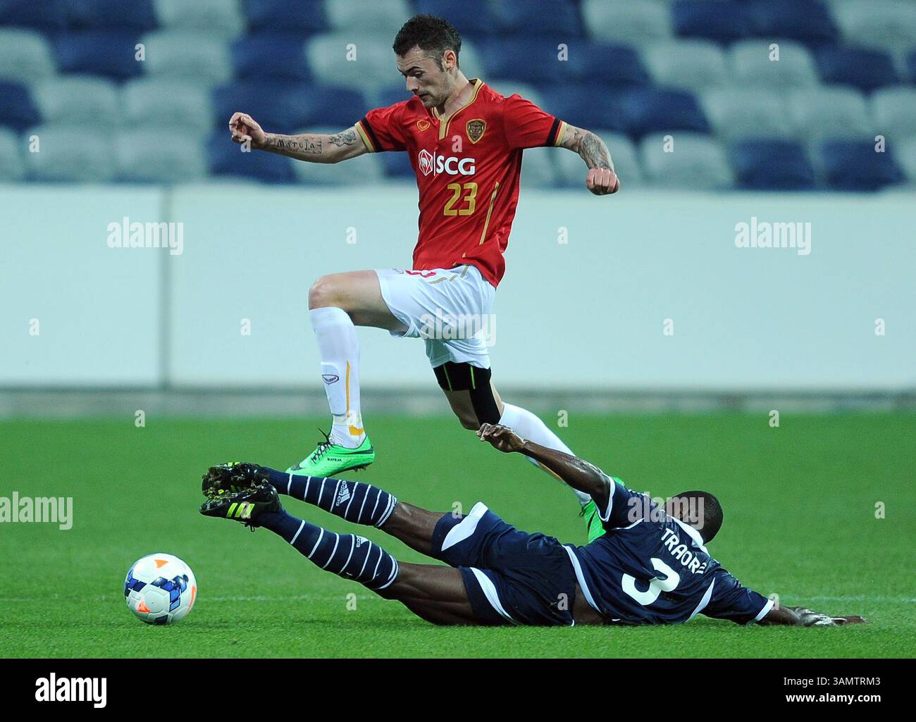 15 février 2014 - Geelong, Victoria, Australie - Milan Bulbao de Muangthong United (THA) saute sur Adama Traore de Melbourne Victory (AUS) lors du match de play-off de l'Asian Champions League East 3 entre Melbourne Victory (AUS) et Muangthong United (THA) à Kardinia Park, Geelong, Australie. (Crédit image : © Theo Karanikos/ZUMAPRESS.com) Banque D'Images