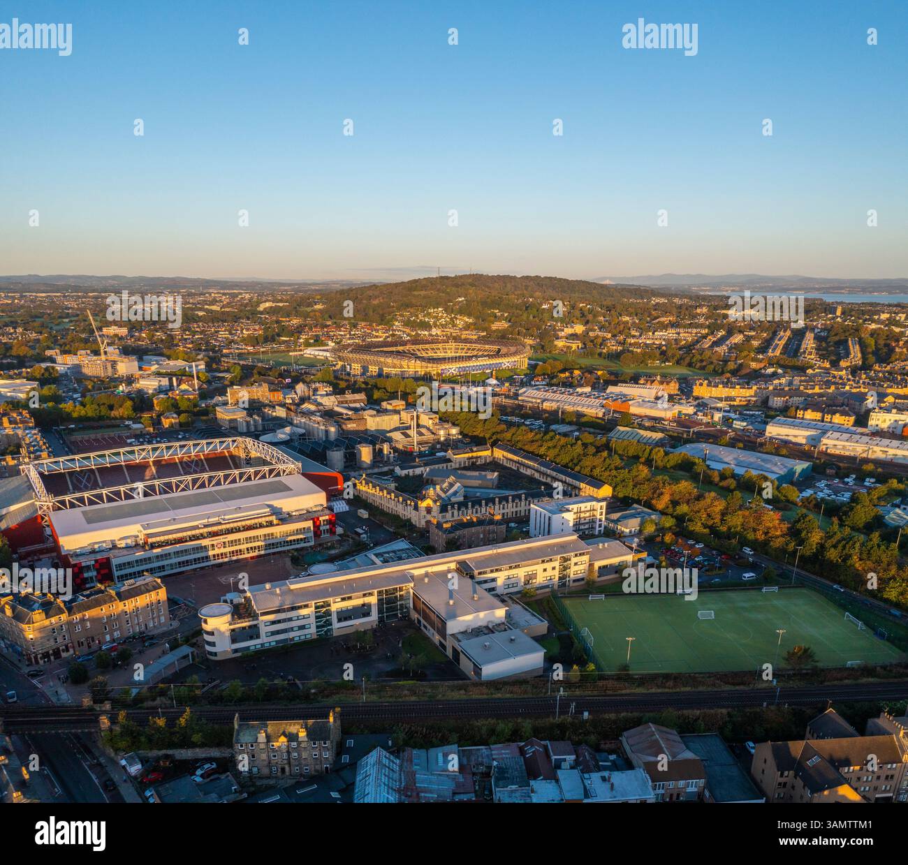 Vue aérienne du coucher de soleil sur le stade international de Murrayfield et le quartier résidentiel de Gorgie, Édimbourg, Écosse, Royaume-Uni. Banque D'Images