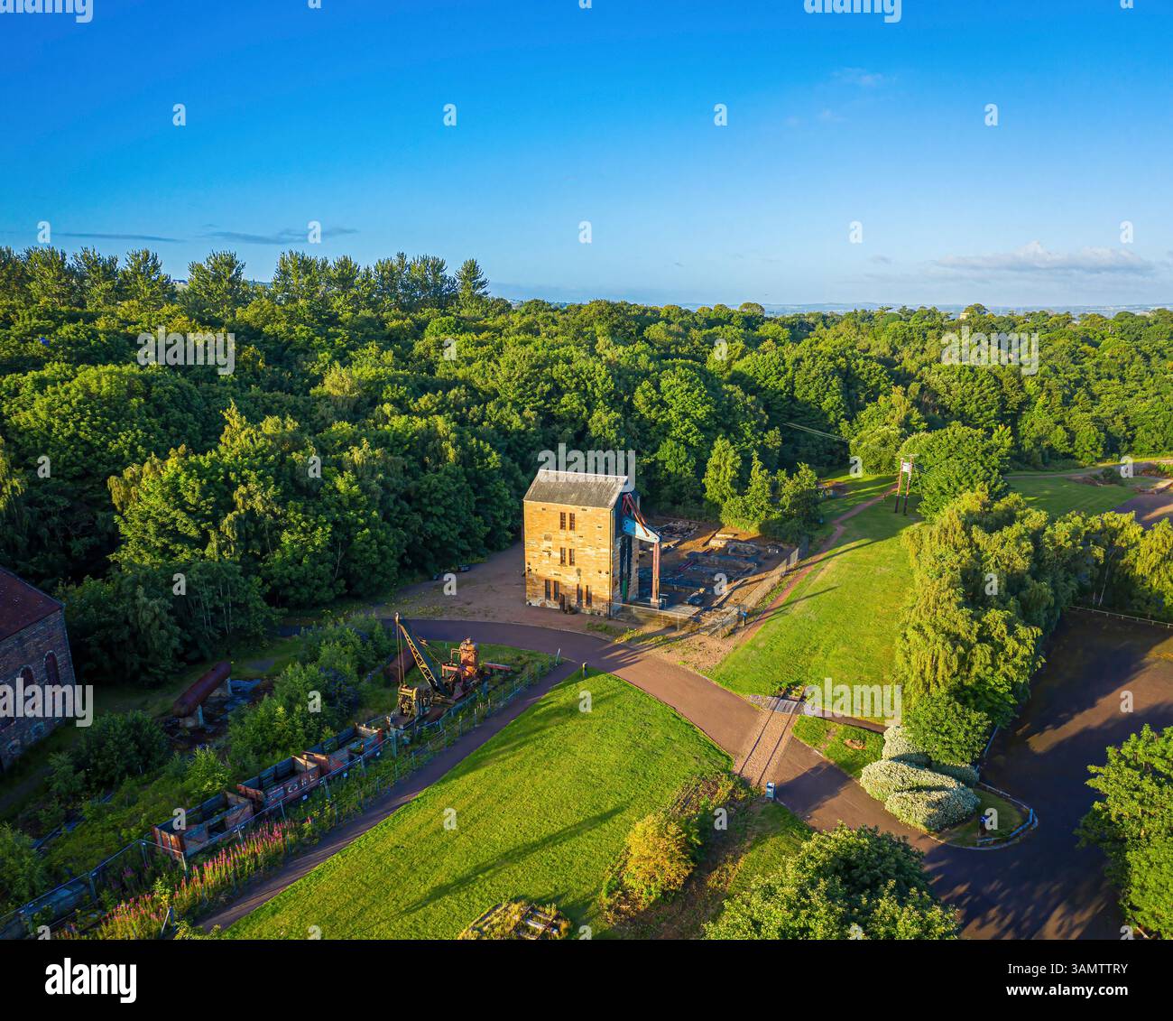 Vue aérienne de la verdure luxuriante et du vieux bâtiment au Prestongrange Museum, Prestonpans, Écosse. Banque D'Images