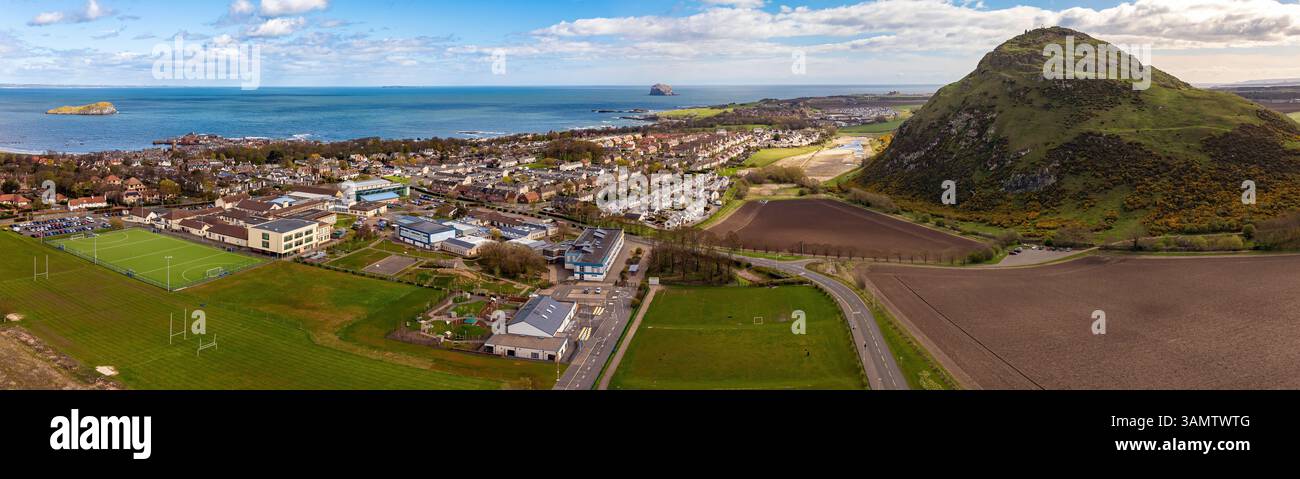 Vue aérienne de la belle côte au coucher du soleil, North Berwick Law, Écosse. Banque D'Images