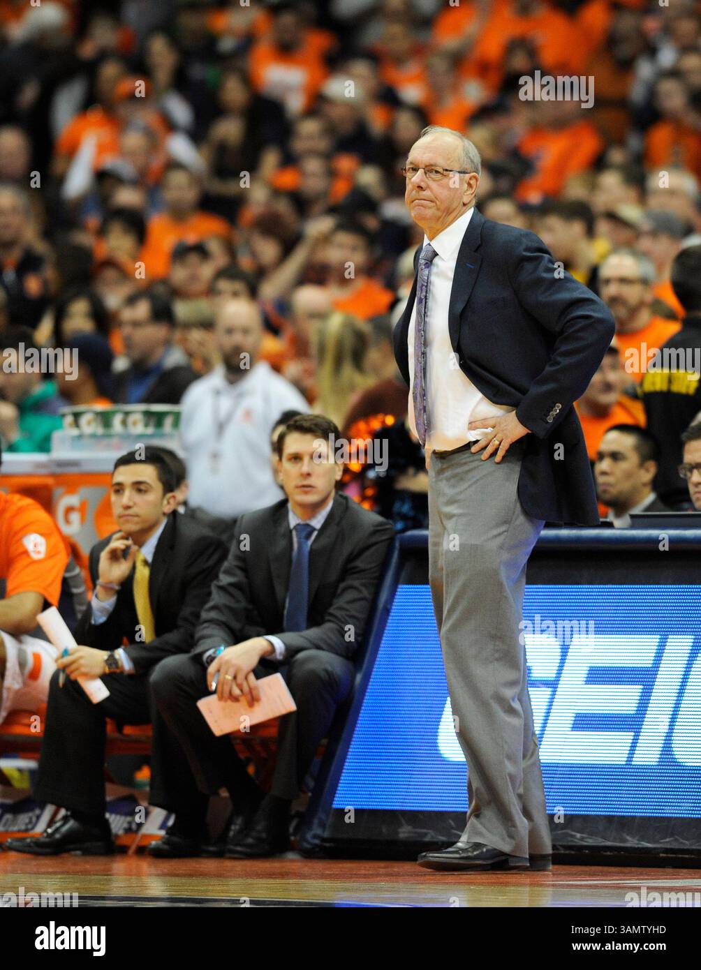 15 février 2014 - Syracuse, NY, États-Unis - 15 février 2014 : Jim Boeheim, entraîneur-chef de Syracuse Orange, regarde l'Université de Syracuse vaincu l'État de Caroline du Nord 56-55 dans un match ACC au Carrier Dome à Syracuse, NYC. (Crédit image : © Alan Schwartz/Cal Sport Media/ZUMAPRESS.com) Banque D'Images