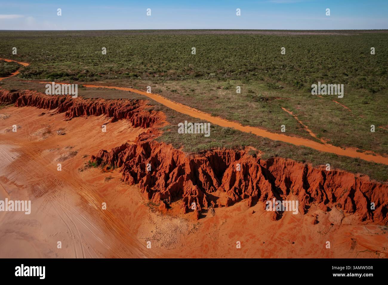 Vue aérienne de paysage sec avec falaises et chemin de terre, James Price point, Waterbank, Australie occidentale, Australie. Banque D'Images