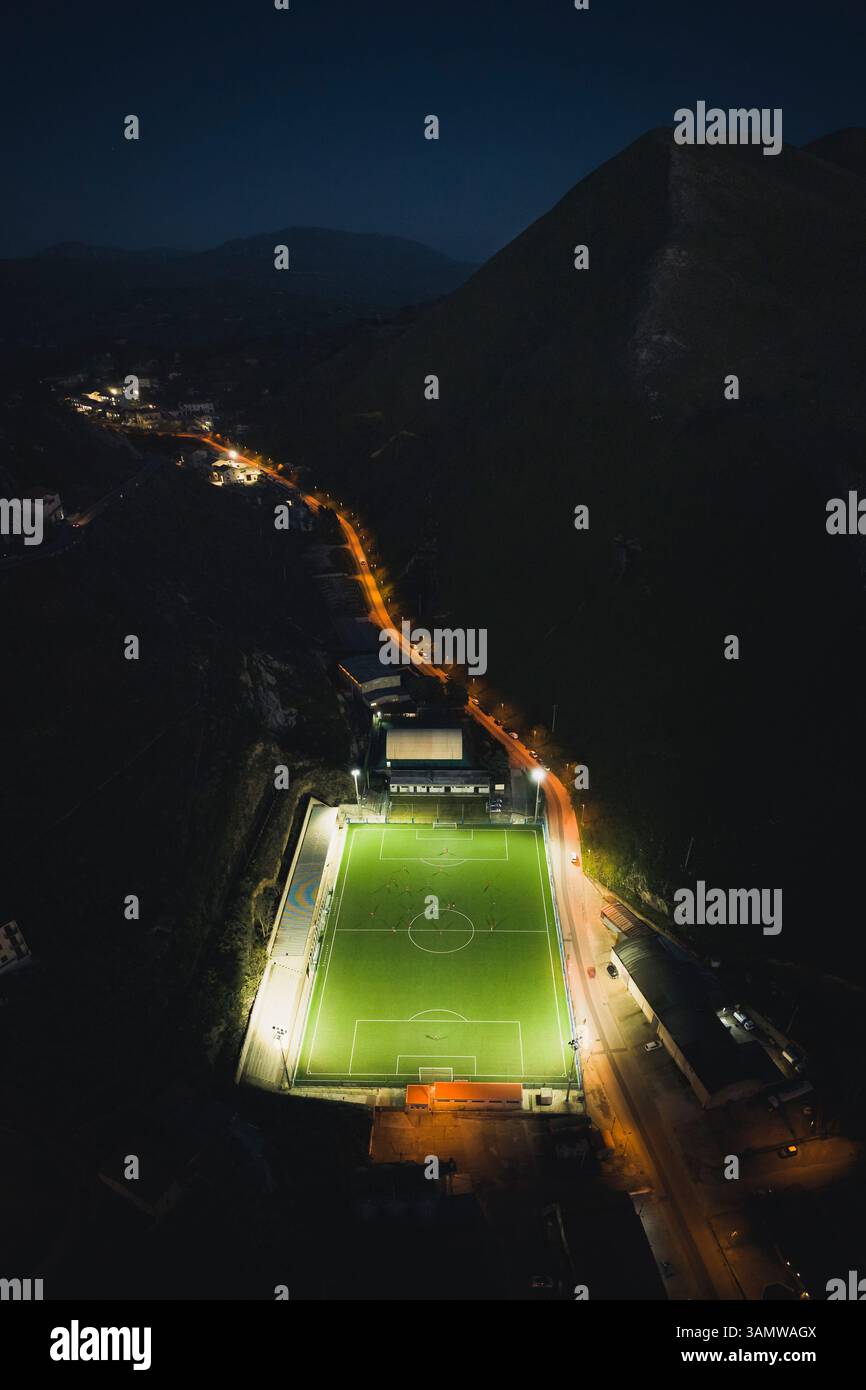 Vue aérienne d'un terrain de football la nuit, Gangi, Sicile, Italie. Banque D'Images