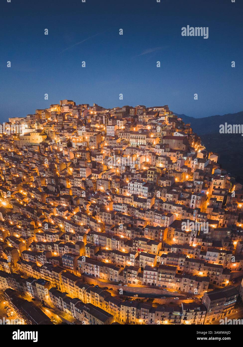 Vue aérienne des maisons la nuit, Gangi, Sicile, Italie. Banque D'Images