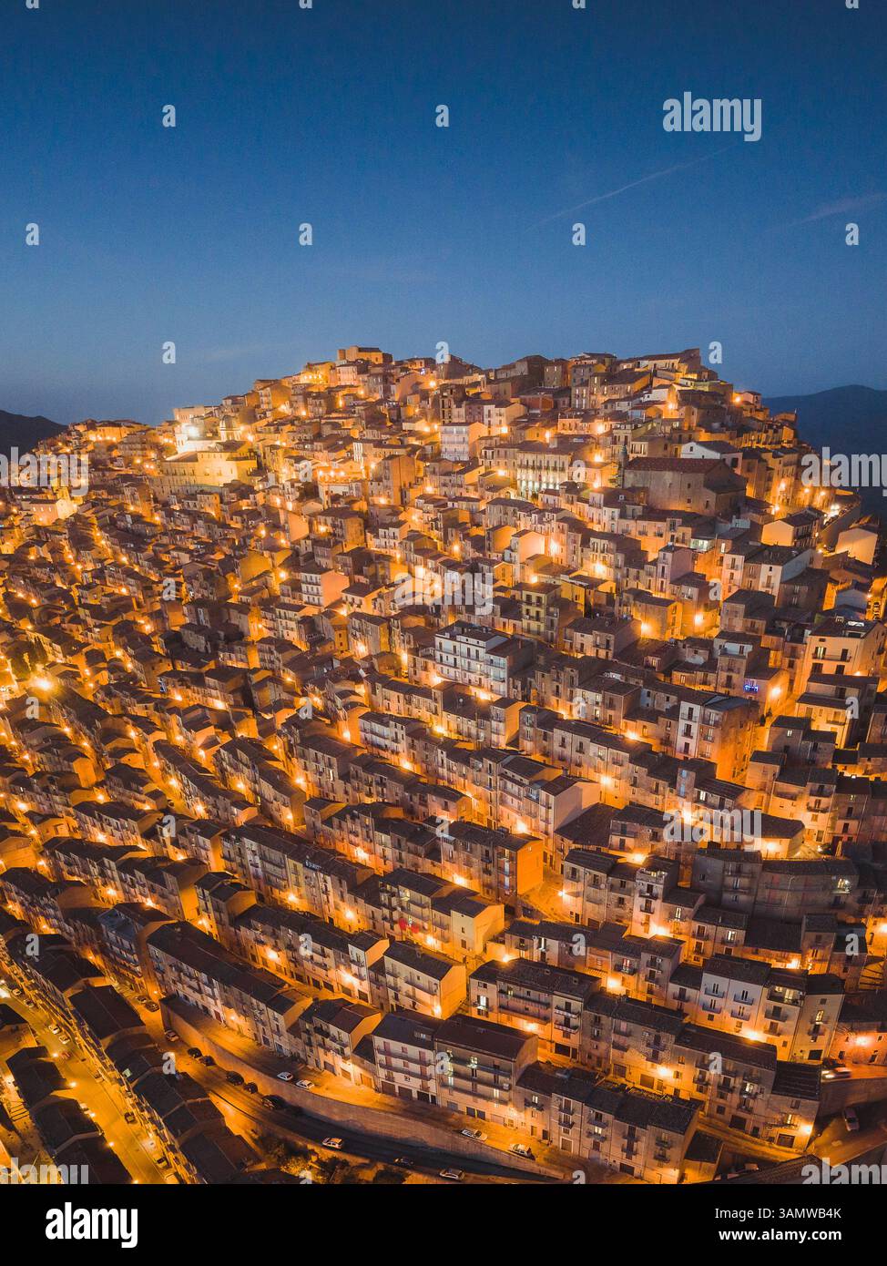 Vue aérienne des maisons la nuit, Gangi, Sicile, Italie. Banque D'Images