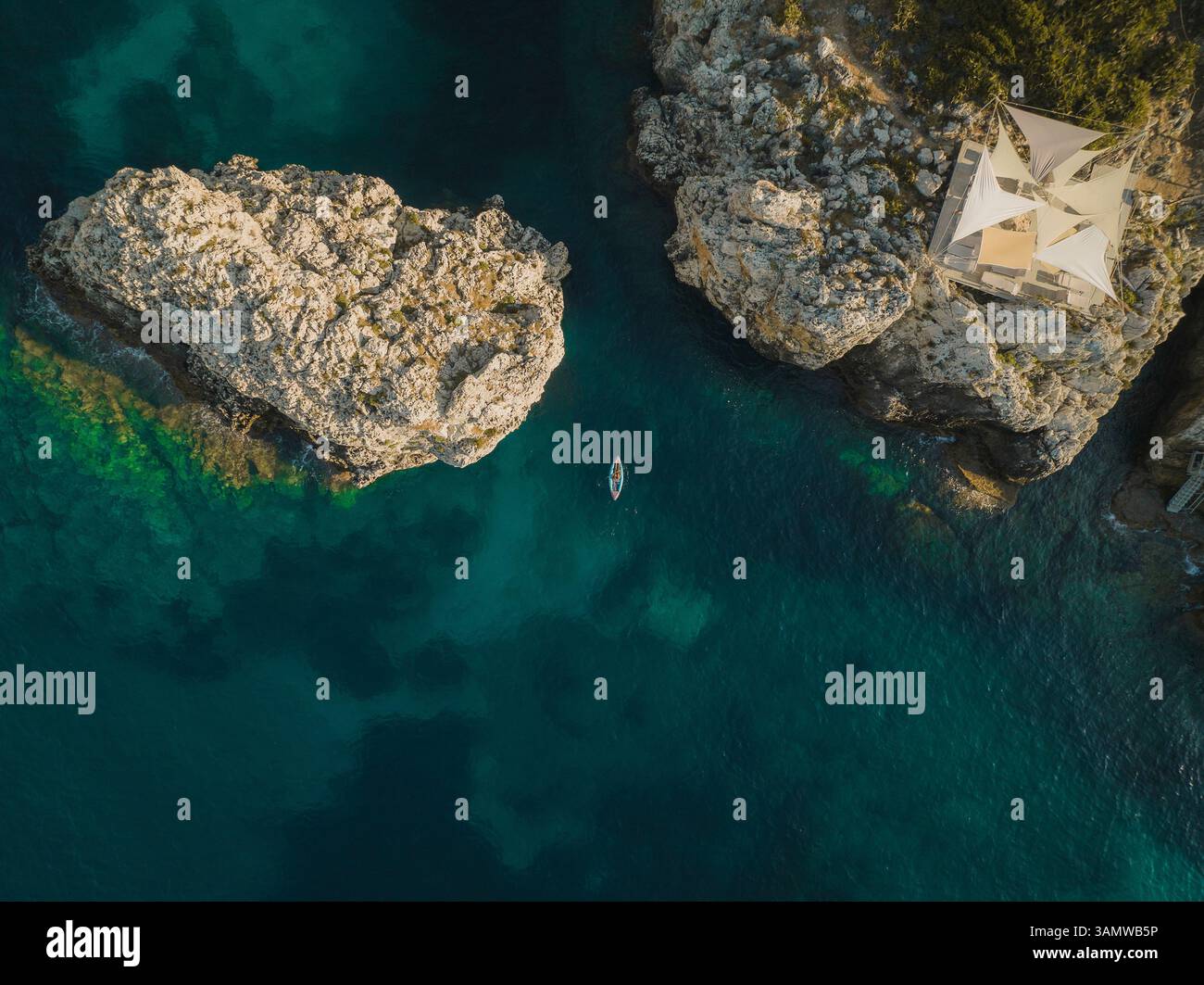 Vue aérienne d'une baie et des rochers à Scopello, Sicile, Italie, Italie. Banque D'Images