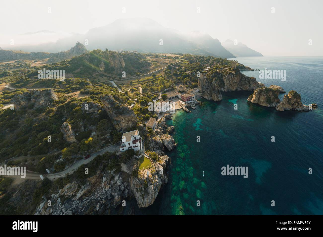 Vue aérienne panoramique de la baie de Scopello, Sicile, Italie. Banque D'Images