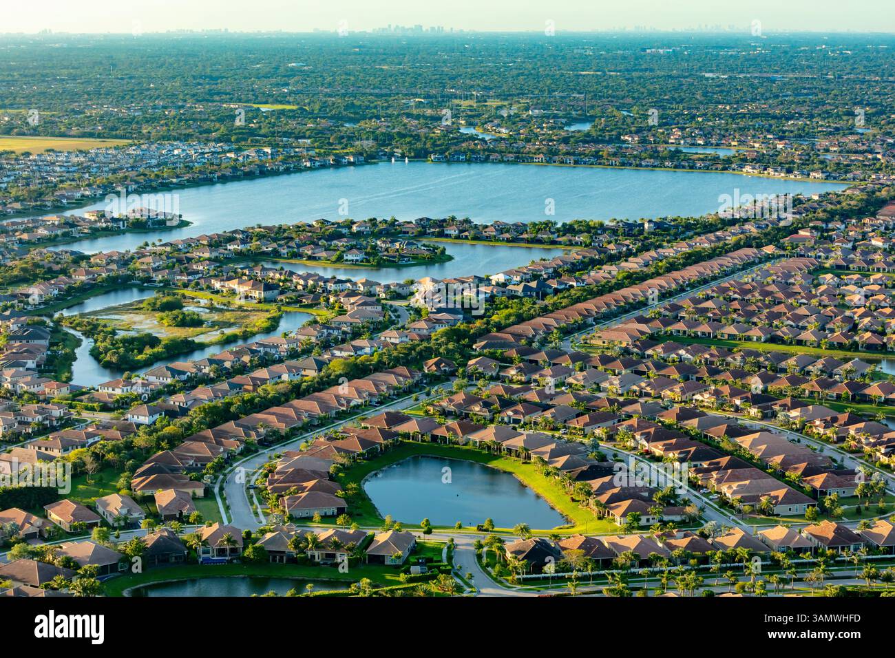 Vue aérienne du quartier de banlieue avec maisons résidentielles et toits, Parkland, Floride, états-unis. Banque D'Images