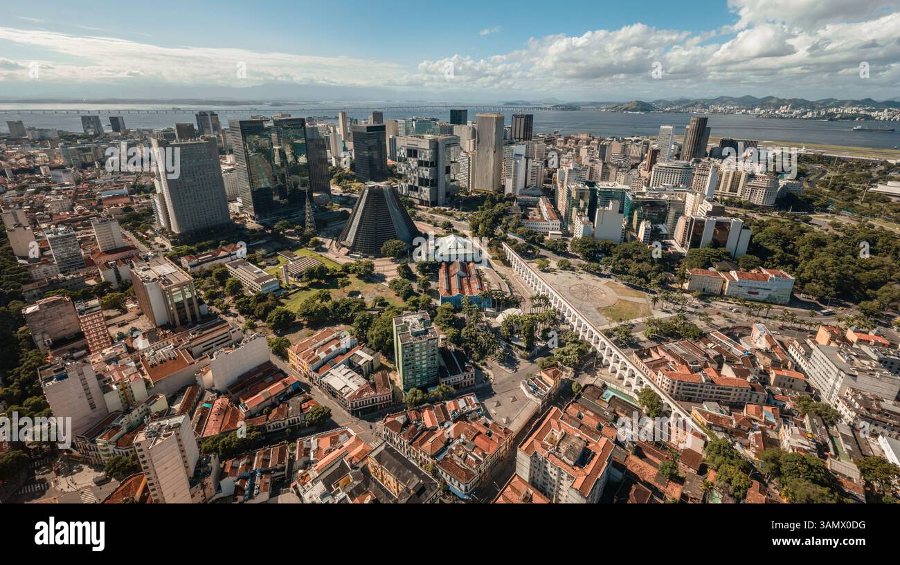 Vue panoramique aérienne de l'aqueduc de Lapa et des immeubles de bureaux dans le quartier central des affaires du centre-ville de Rio de Janeiro, Brésil Banque D'Images
