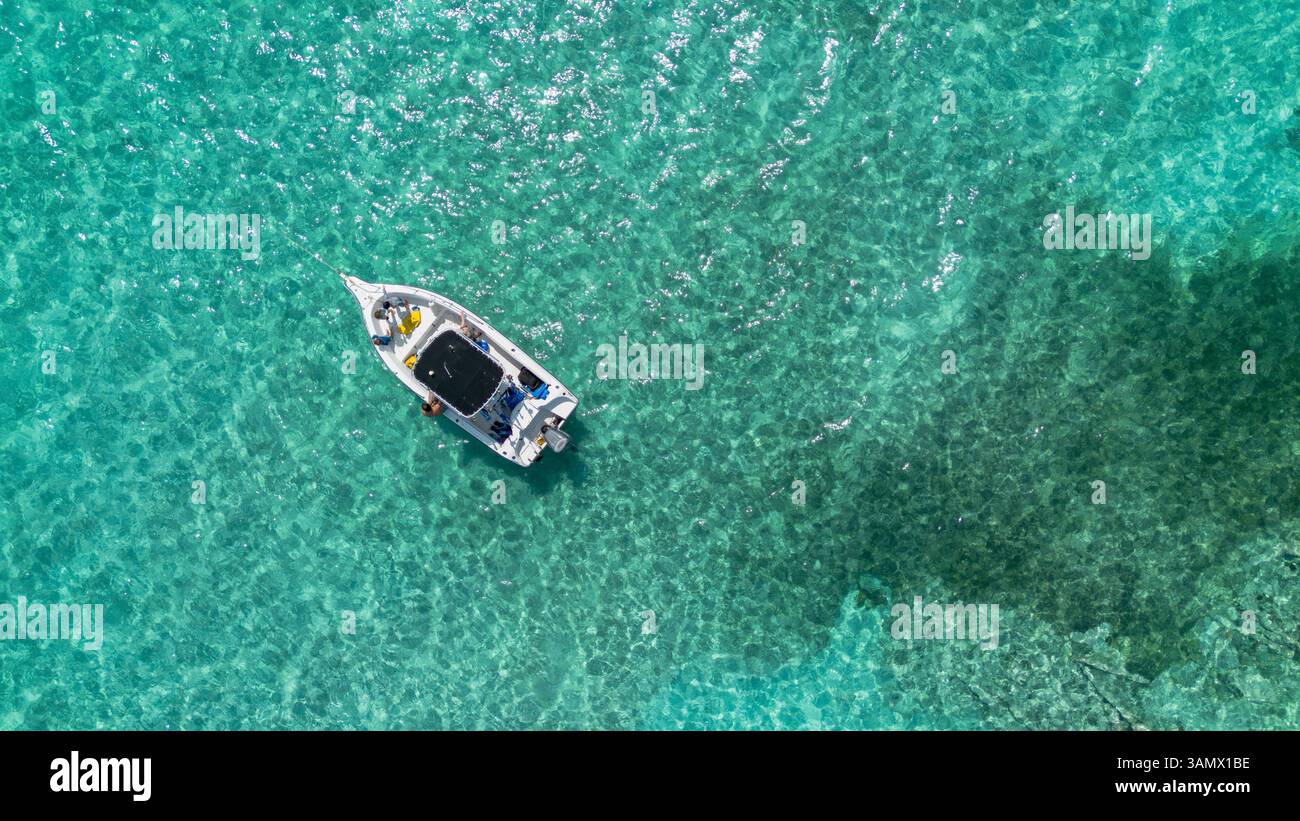 Vue aérienne de l'île Green Cay avec bateau, Nassau, New Providence, Bahamas. Banque D'Images