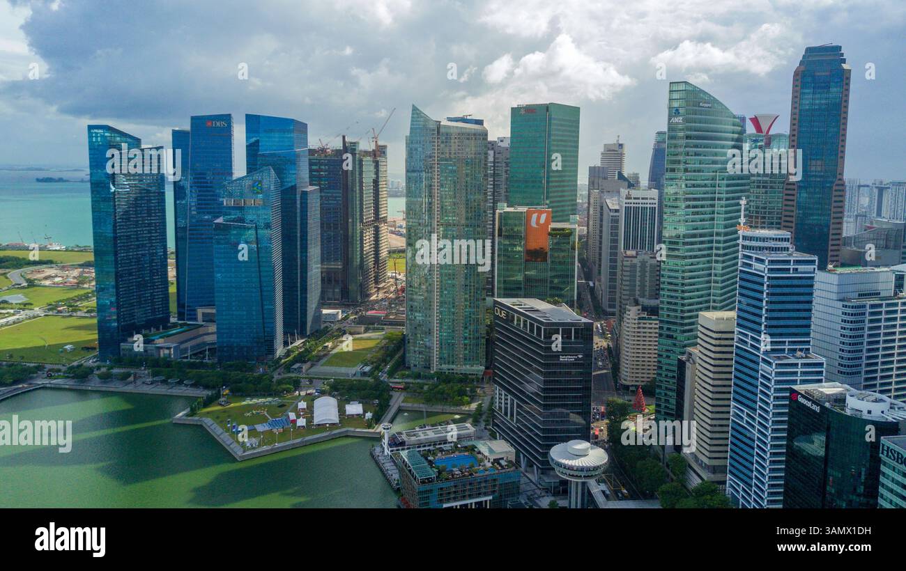 Singapour, Singapour - 20 mai 2024 : vue aérienne des gratte-ciels modernes dans le quartier économique de Marina Bay, Singapour. Banque D'Images