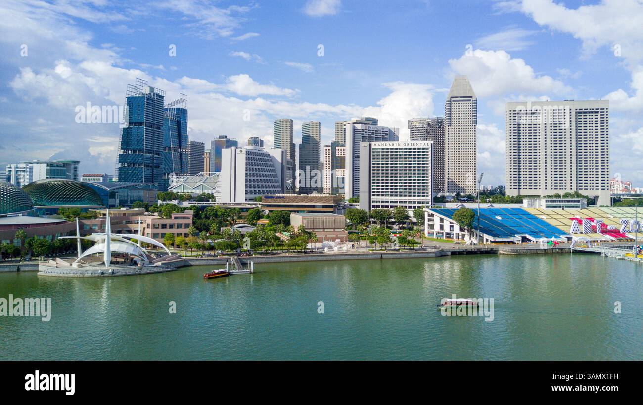 Singapour, Singapour - 20 mai 2024 : vue aérienne de Marina Bay avec gratte-ciel et bateaux, Singapour. Banque D'Images