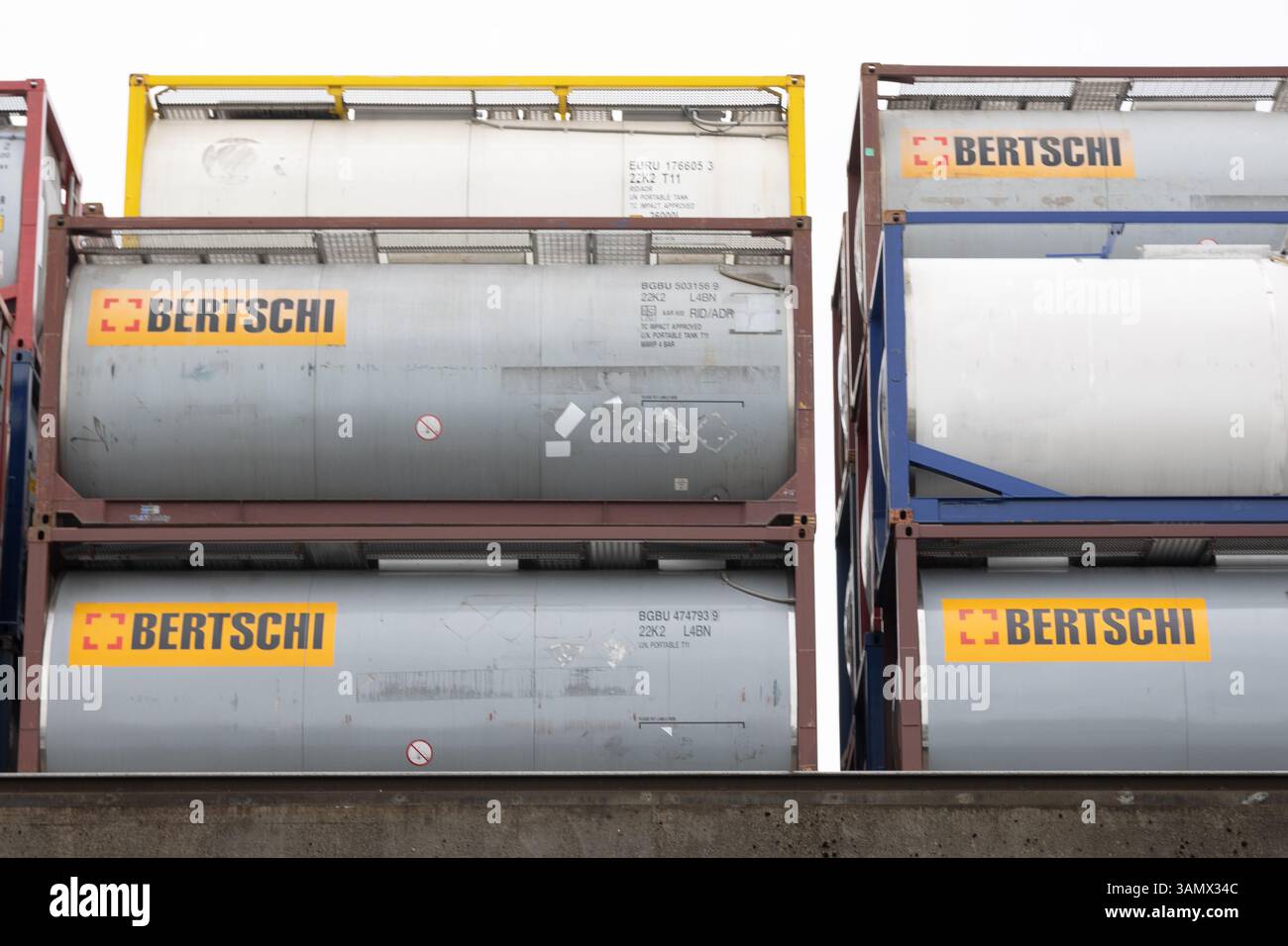 Duisburg, Allemagne - 27 juillet 2024 : conteneurs industriels empilés du prestataire de services logistiques suisse Bertschi au port intérieur. Le conta Banque D'Images