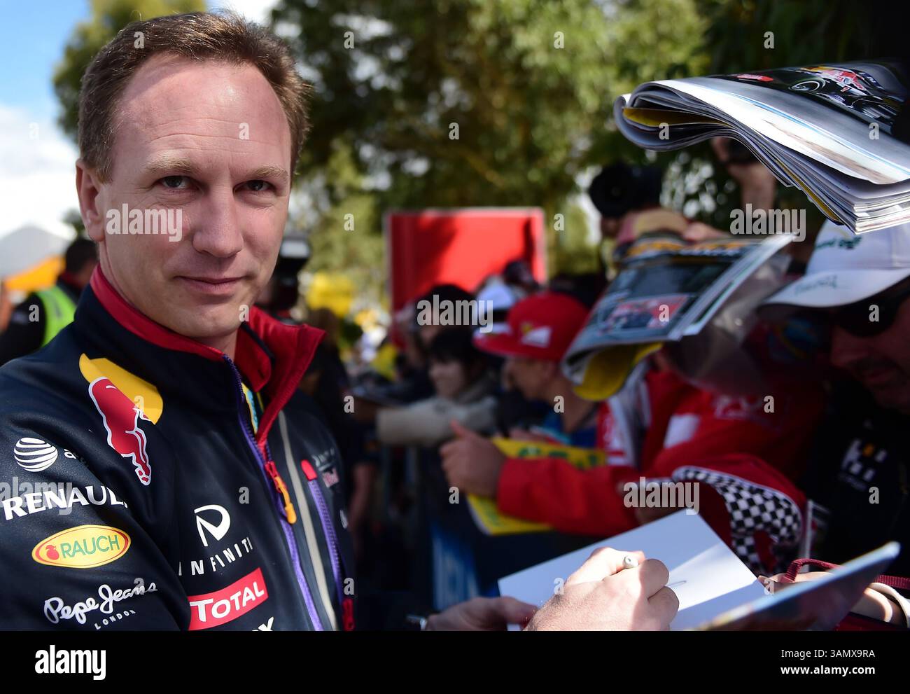 16 mars 2014 - Melbourne, Victoria, Australie - Christian Horner, principal de l'équipe Red Bull, signe des autographes le quatrième jour du Grand Prix australien de formule 1 2014, Melbourne, Australie. (Crédit image : © Theo Karanikos/ZUMAPRESS.com) Banque D'Images