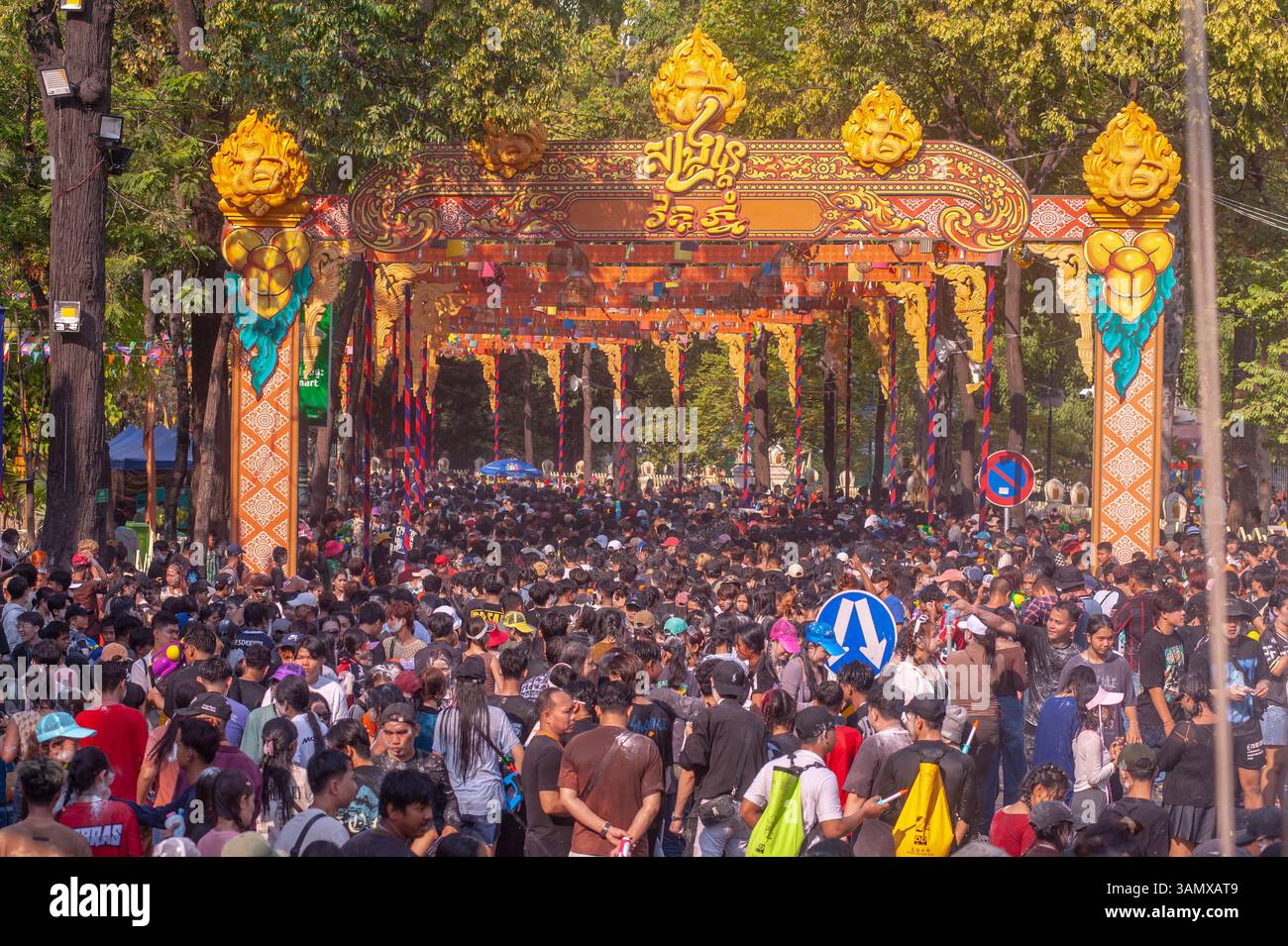 Une foule dense pendant le festival du nouvel an cambodgien. Wat Phnom, Phnom Penh, Cambodge. Avril 2025. © Kraig Lieb Banque D'Images