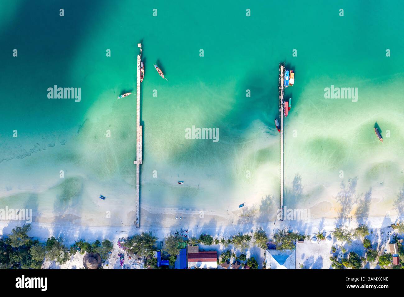 Vue aérienne des quais de bateau, Saracen Bay, Koh Rong Sanloem, Cambodge Banque D'Images