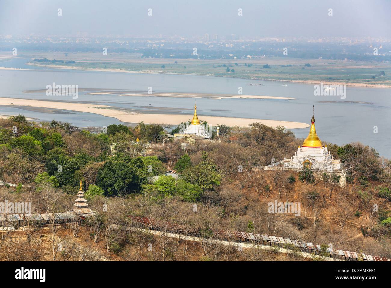 Région de Sagaing, colline de Ponnya Shin avec pagodes et stupas, rivière Irrawaddy Banque D'Images