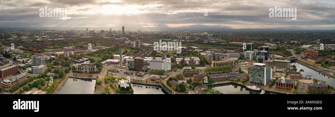 Vue aérienne panoramique de Manchester, Salford, Royaume-Uni. Pris de Salford Keys avec l'horizon du centre-ville de Manchester au loin. Avec des rayons de lumière qui rayonnent vers le bas. Banque D'Images