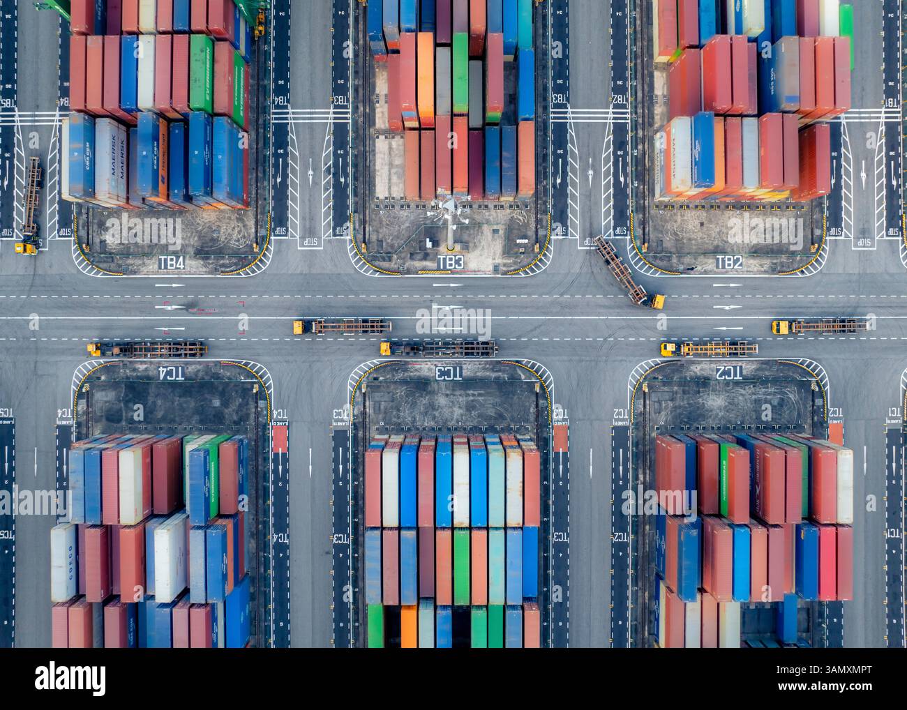Singapour - 6 décembre 2024 : vue aérienne du terminal à conteneurs du port de Pasir Panjang avec des conteneurs empilés colorés, Queenstown, Communauté du Sud-Ouest Banque D'Images
