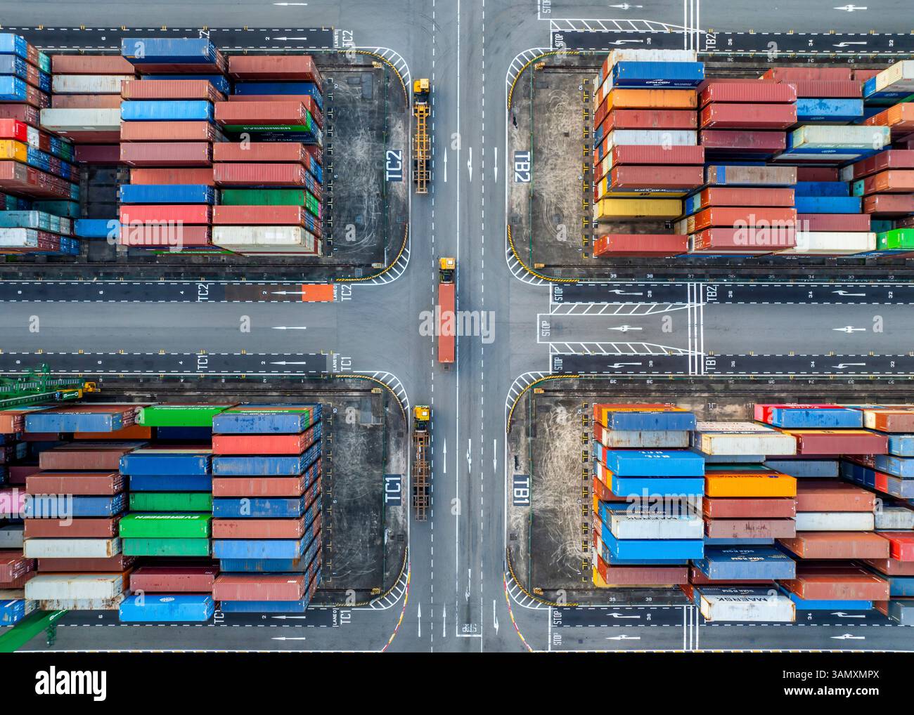 Singapour - 6 décembre 2024 : vue aérienne du port de Pasir Panjang avec des conteneurs empilés colorés au terminal à conteneurs de Queenstown, South West COM Banque D'Images