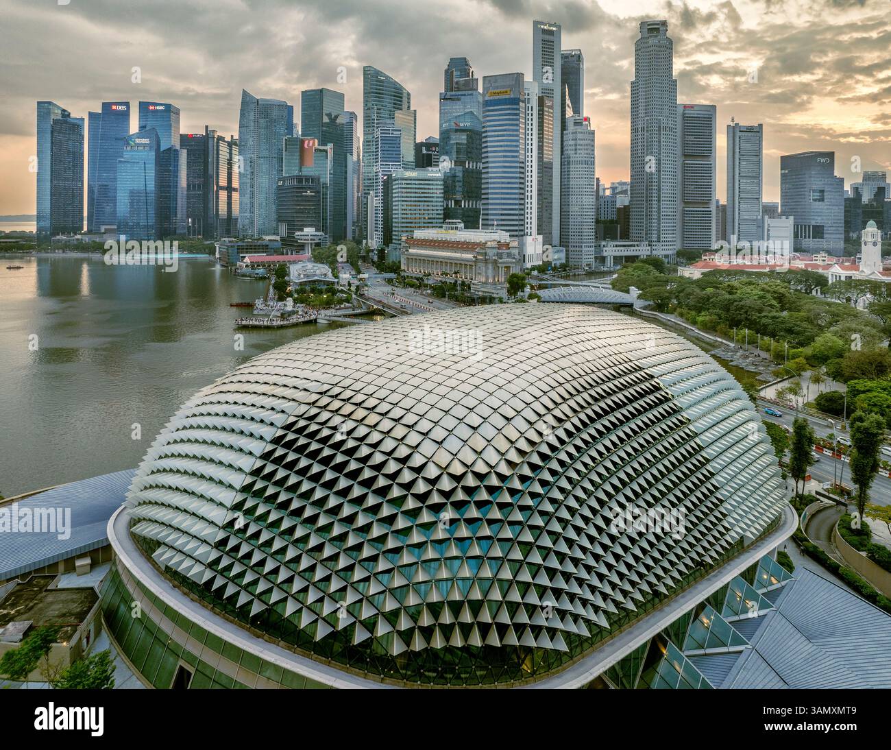 Singapour - 2 janvier 2025 : vue aérienne de l'esplanade et des théâtres sur la baie avec gratte-ciel modernes et lumières vibrantes de la ville, Downtown Core, Central Banque D'Images