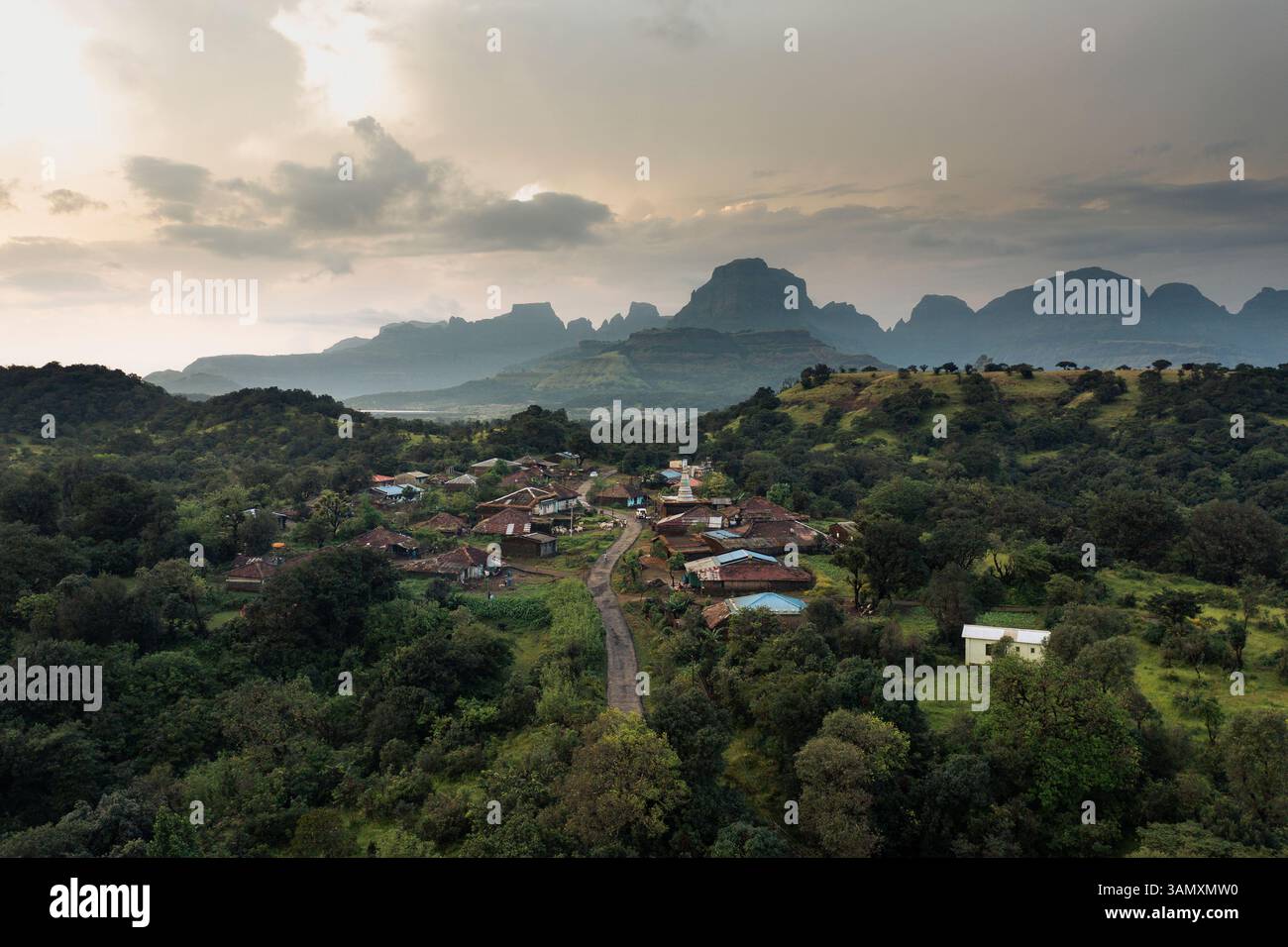 Vue aérienne du village paisible niché parmi les montagnes et les arbres, district de Nashik, Maharashtra, Inde. Banque D'Images