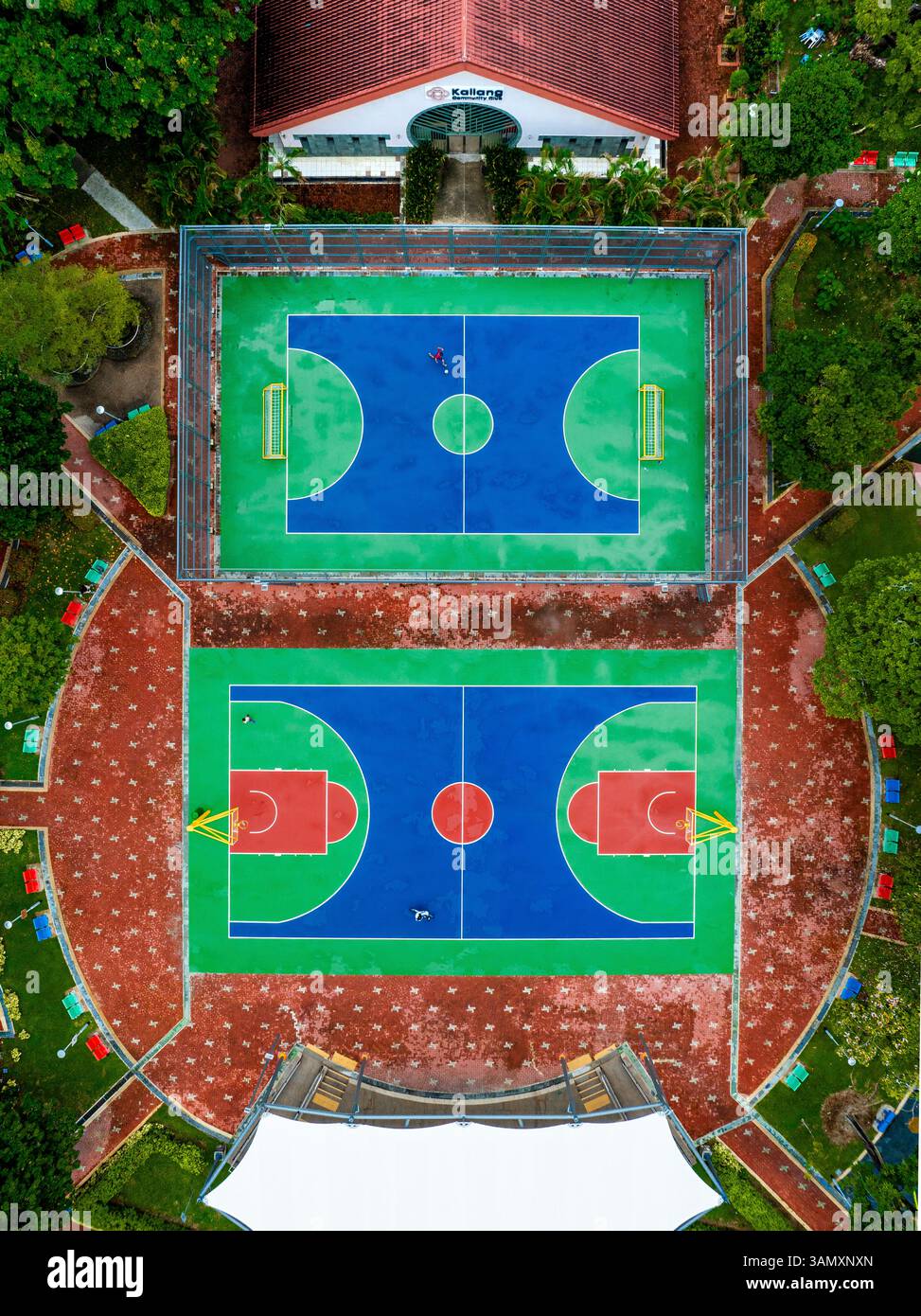 Vue aérienne de logements publics animés et d'installations sportives, y compris un terrain de basket-ball et un terrain de football, Kallang, Singapour. Banque D'Images Vue aérienne de logements publics animés et d'installations sportives, y compris un terrain de basket-ball et un terrain de football, Kallang, Singapour. Banque D'Images