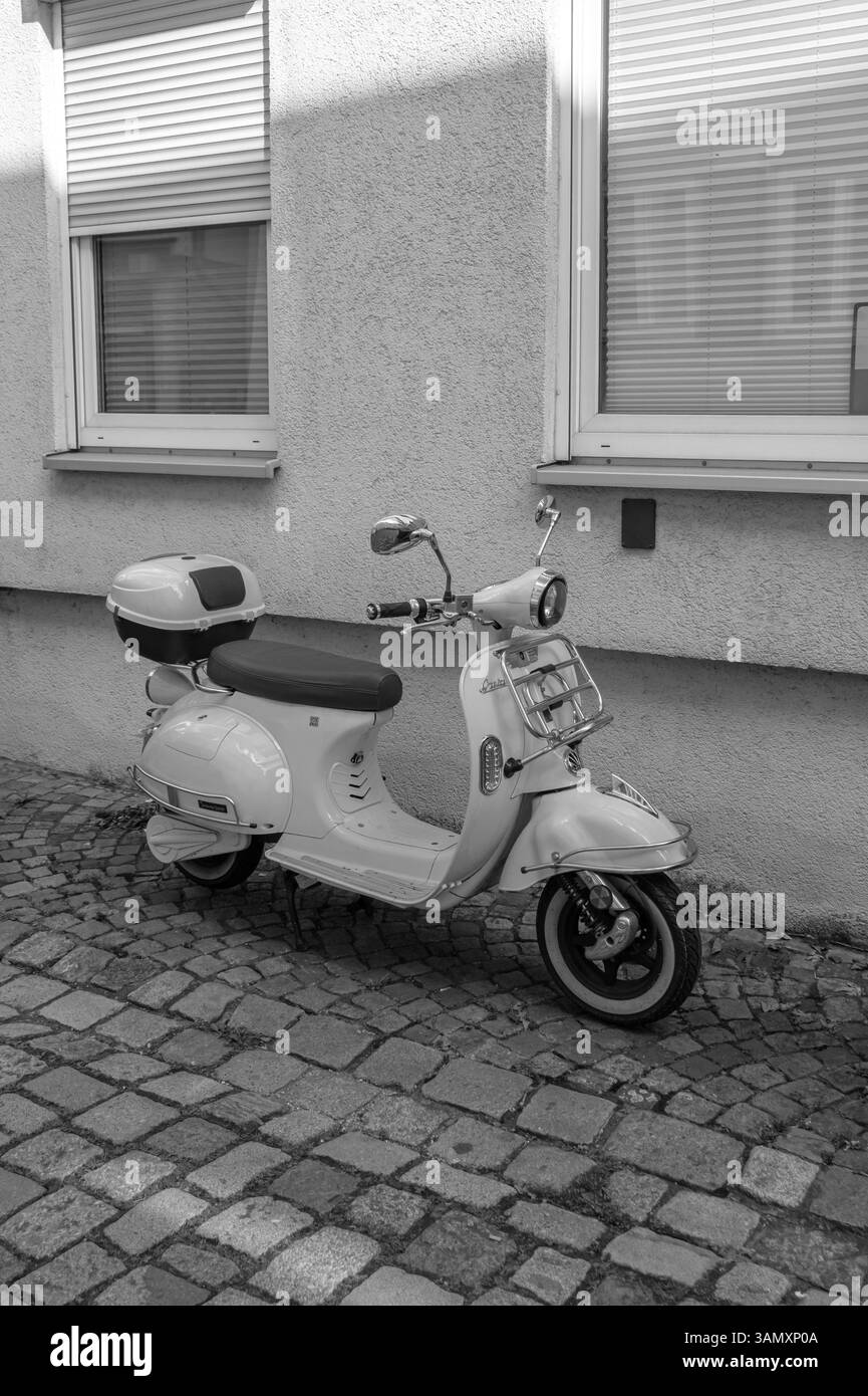 Esselingen, Allemagne- 1er avril 2025 : Jiangsu Hi-tech Goldenlion turquoise scooter électrique de couleur turquoise garé sur une rue pavée Banque D'Images