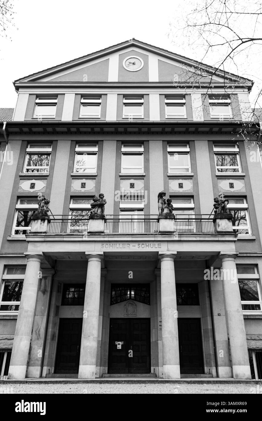 Esslingen, Allemagne- 1er avril 2025 : Schiller - Schule - une communauté locale de l'école primaire avant extérieur Banque D'Images