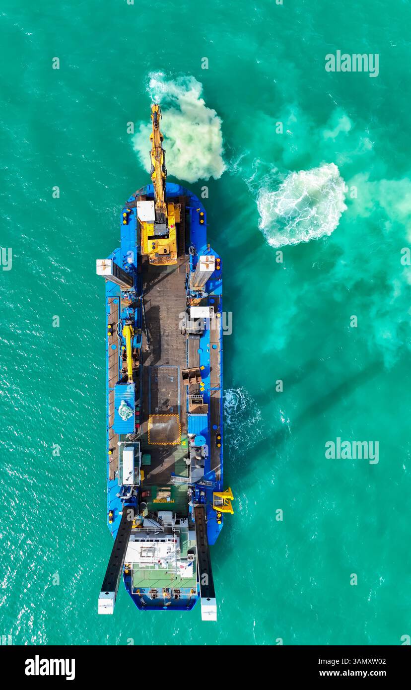 Vue aérienne d'un bateau de travail sur la côte du Calvados, Courseulles sur mer, France. Banque D'Images