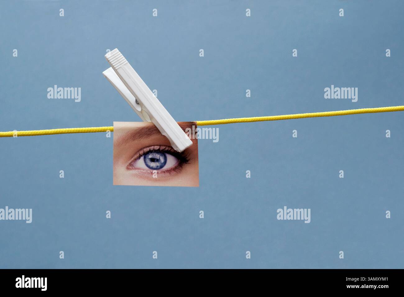 oeil de femme suspendu à la corde à linge Banque D'Images