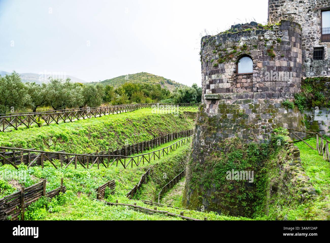 Vieux château aragonais médiéval entouré de champs verdoyants à Calvi Risorta, province de Caserte, Italie Banque D'Images