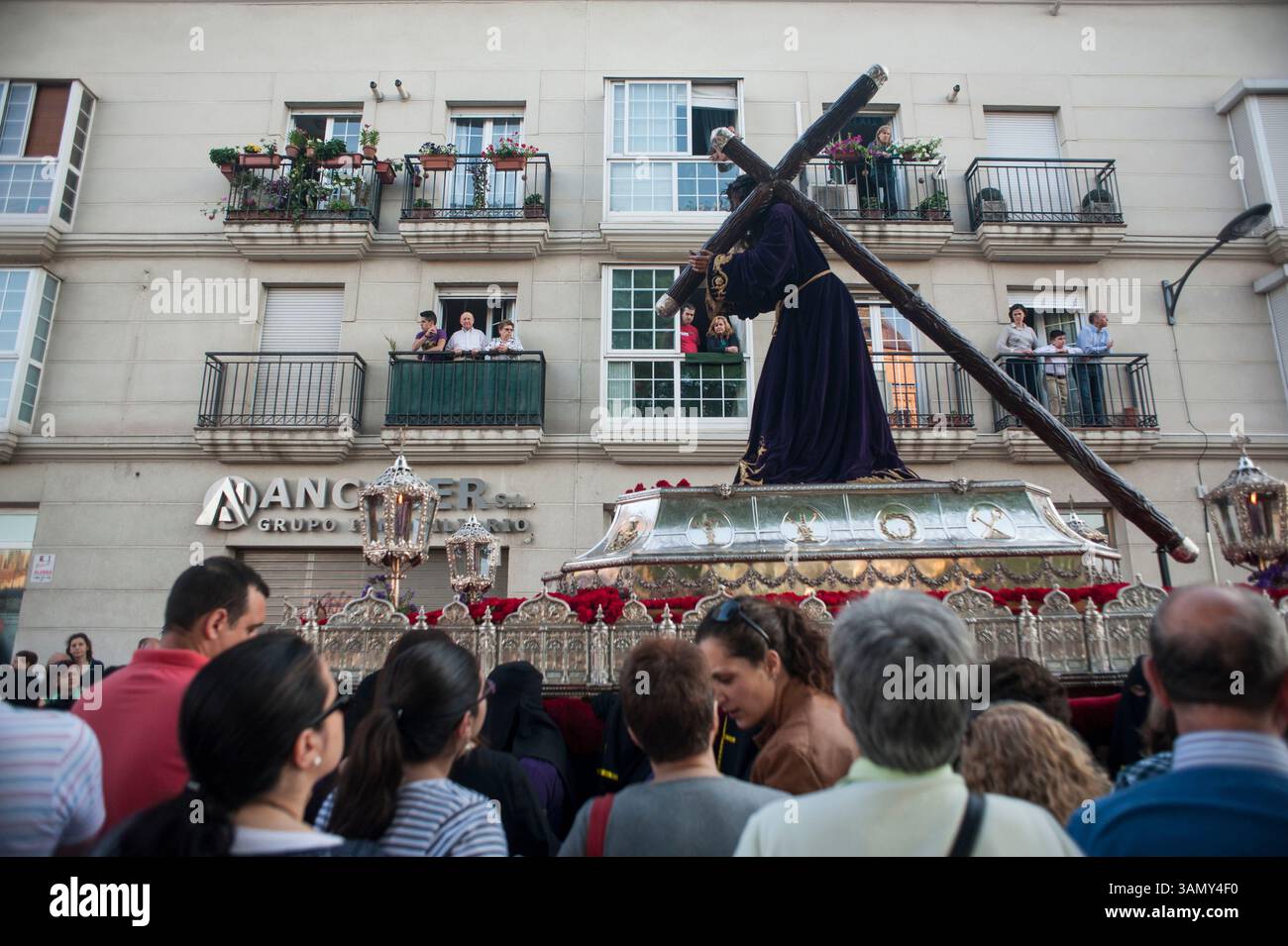 19 avril 2014 - Guadalajara, Espagne - la procession la plus importante dans la ville de Guadalajara est la procession du silence du vendredi Saint. Joignez-vous à la fraternité de la passion du Seigneur. Les trois co-images qui sont la route est ; Seigneur de Nazareth, le Christ de l'inspiration et Vierge de la Miséricorde. (Crédit image : © Nacho Guadano/ZUMA Wire/ZUMAPRESS.com) Banque D'Images