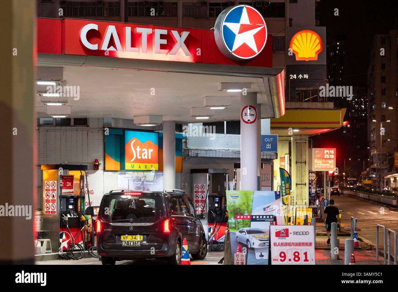 Hong Kong, Chine. 14 avril 2025. Des stations-service de la compagnie gazière et pétrolière de la région Asie-Pacifique Caltex, propriété de Chevron Corporation, et de la compagnie énergétique et pétrochimique Shell Oil Company, sont vues à Hong Kong. Crédit : SOPA images Limited/Alamy Live News Banque D'Images
