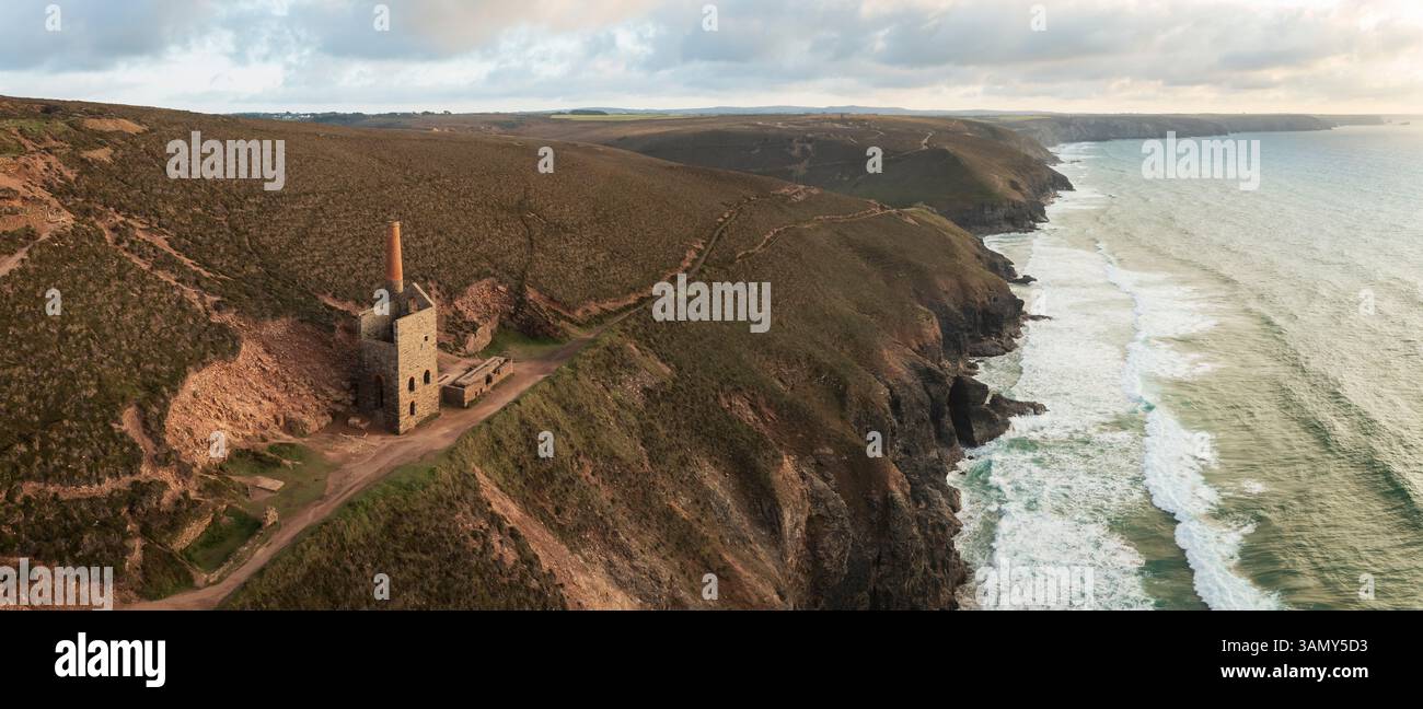 Vue aérienne de Wheal Coates une ancienne usine désaffectée le long de la côte près de St Agnes, Cornouailles, Royaume-Uni. Banque D'Images