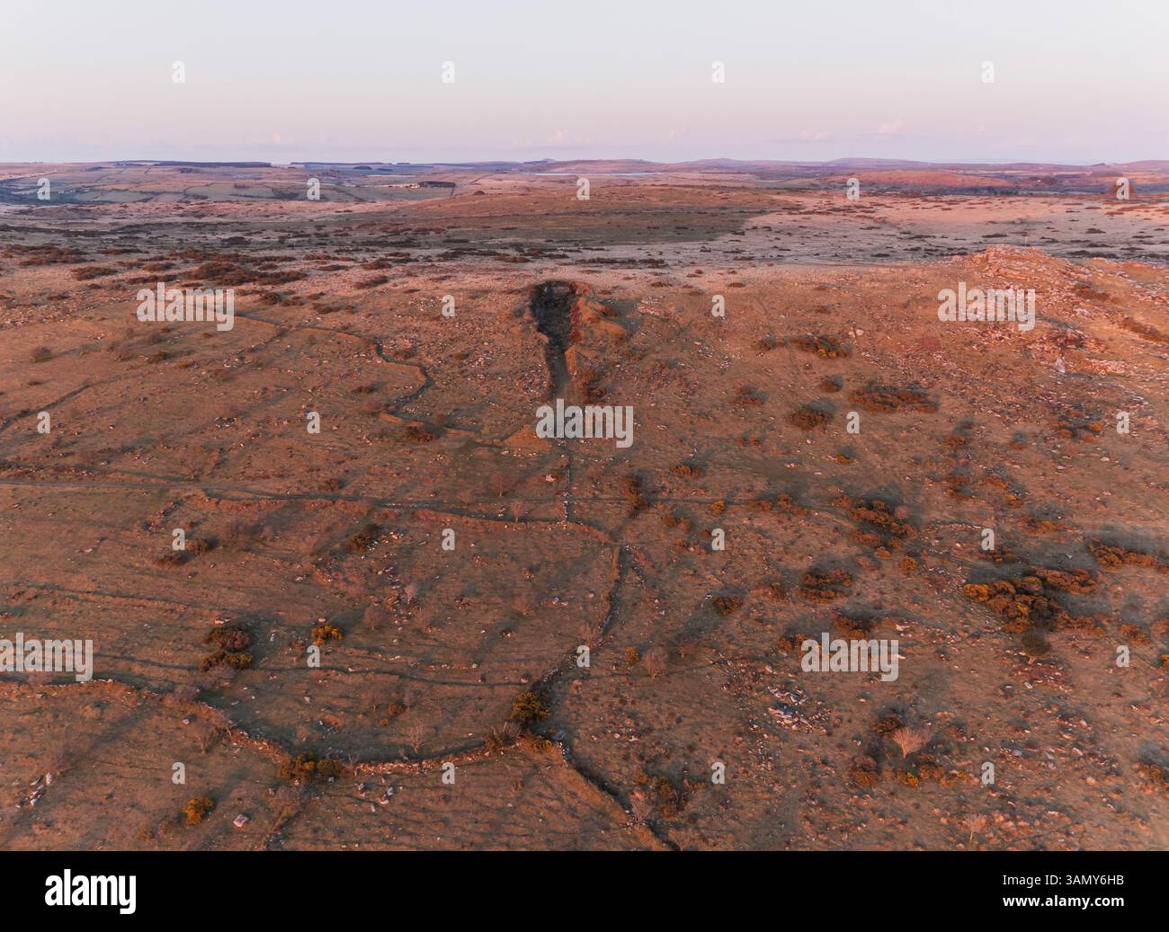 Vue aérienne d'une ancienne entrée de grotte minière à Bodmin Moor, coucher de soleil, Cornouailles, Royaume-Uni. Banque D'Images