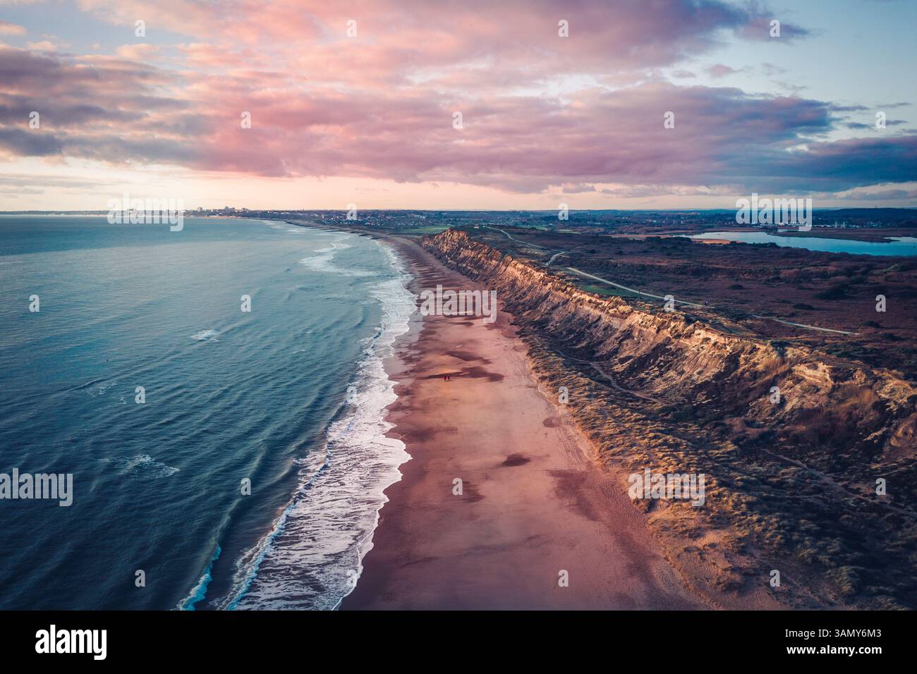 Vue aérienne de la plage de Hengistbury Head au coucher du soleil à Southbourne, Bournemouth, Royaume-Uni Banque D'Images