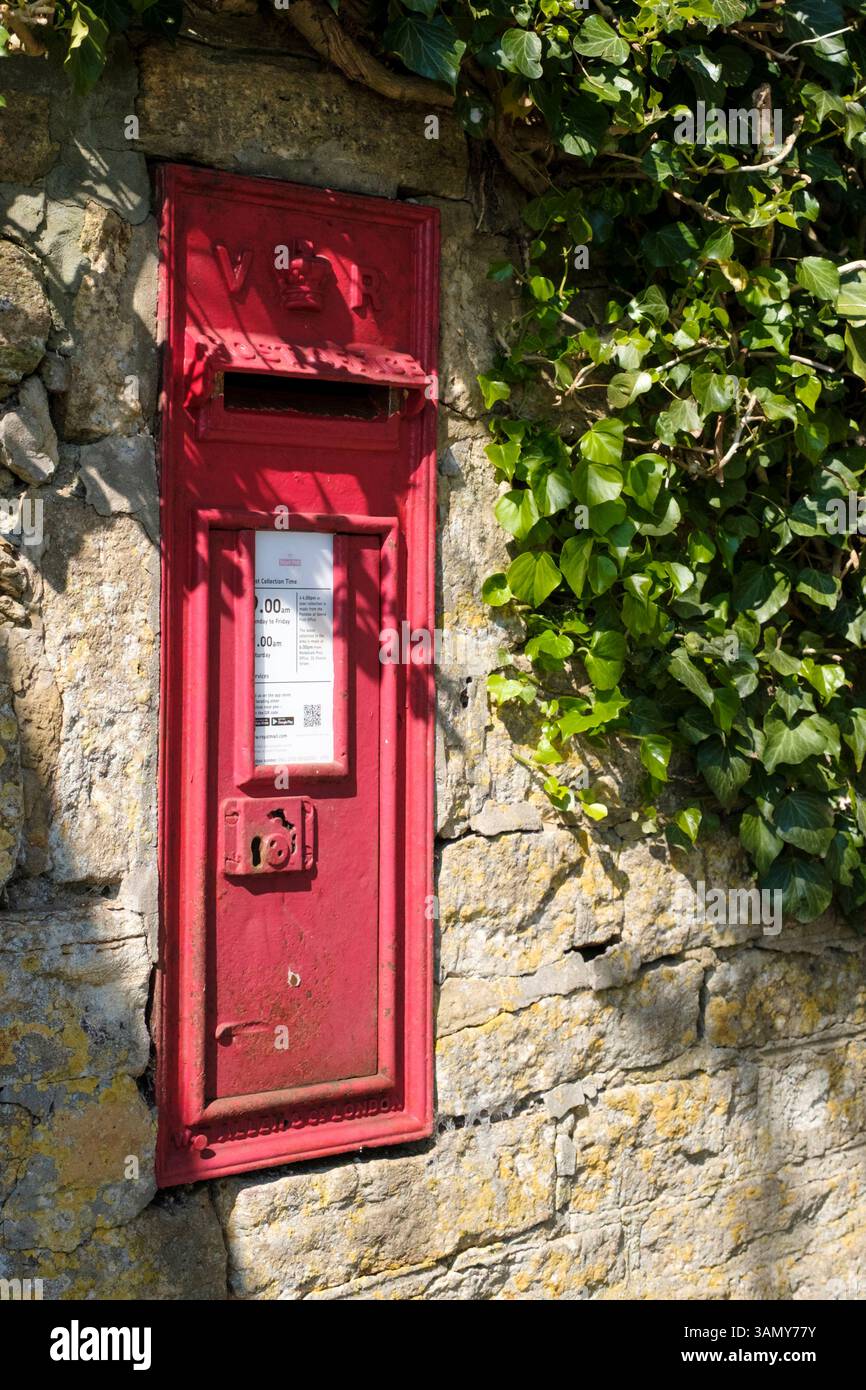 Autour du canal Kennet et Avon à Seend Wiltshire UK lettre royale boîte de collecte de courrier VR montée dans le mur Banque D'Images